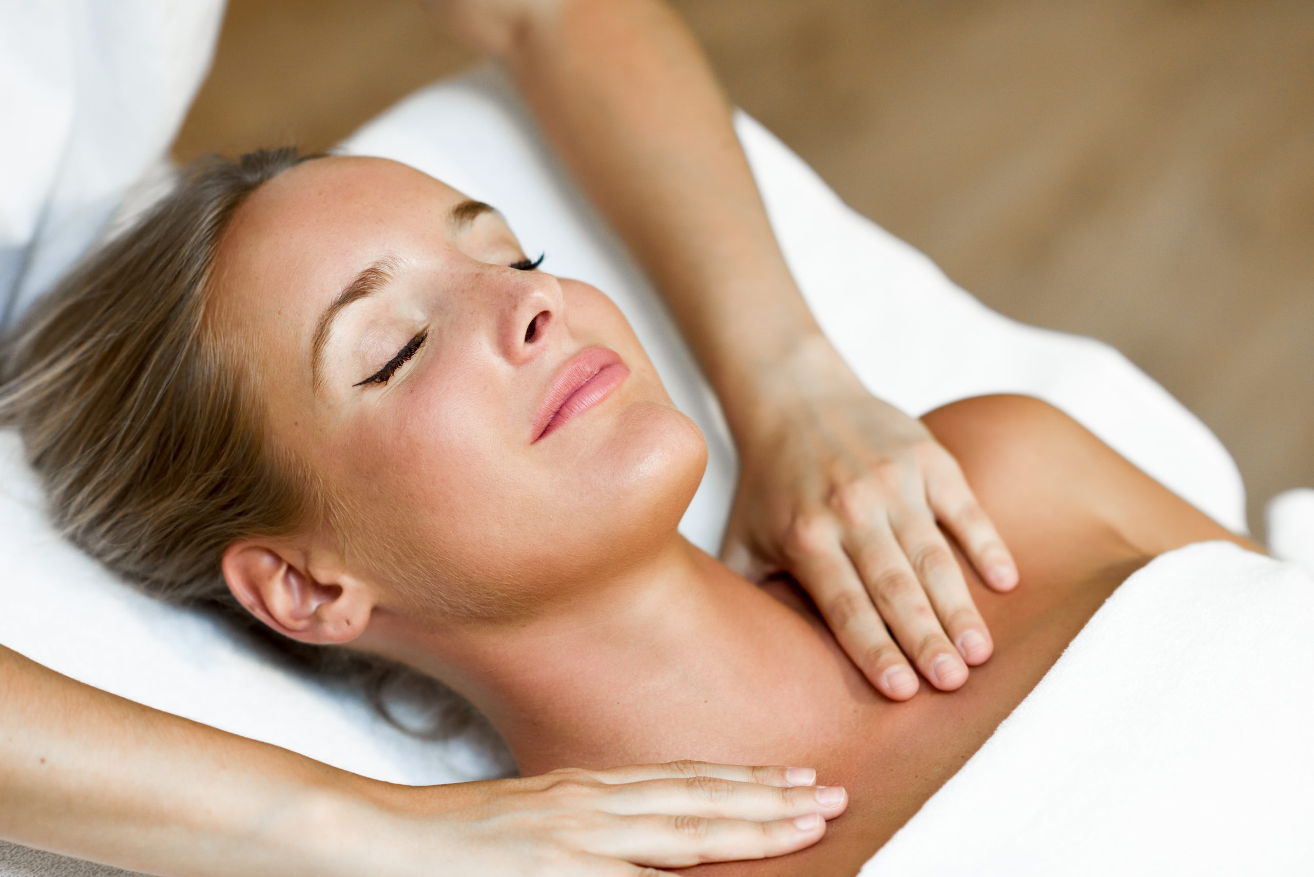 Vrouw krijgt massage